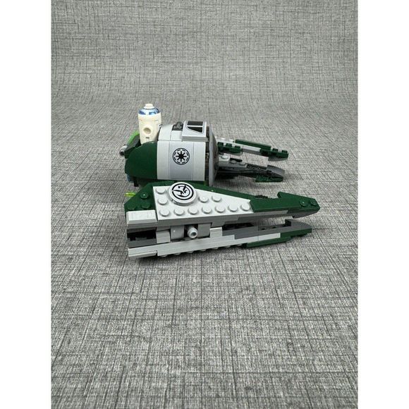 LEGO Star Wars: Yoda's Jedi Starfighter (75360) - Picture 3 of 6